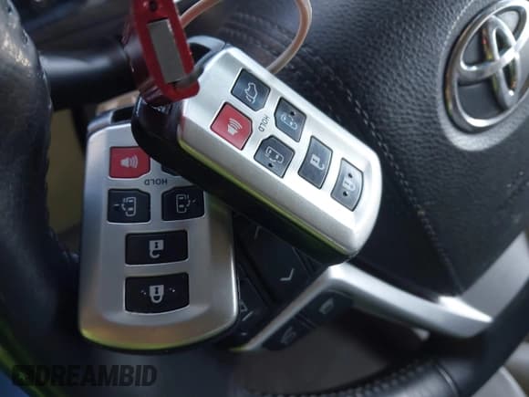 ✅ 2015 Toyota Sienna Limited • VIN: 5TDDK3DC1FS107467 • Lot: 42548047. Wystawiony na IAAI z przebiegiem 202 673 mil. Bezpłatny archiwum sprzedaży aukcyjnych z USA i szczegółowy raport historii pojazdu na DreamBid. Zdjęcie 11.