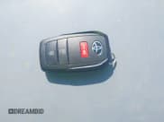 ✅ 2024 Toyota Prius LE • VIN: JTDADABU6R3015760 • Лот: 43278089. Опубликован ранее на IAAI с пробегом 6 628 миль. Бесплатный доступ к архиву аукционных продаж из США и подробный отчёт об истории автомобиля на DreamBid. Изображение 11.