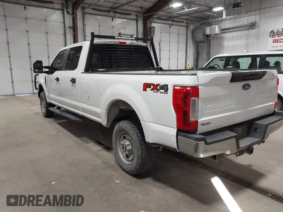 ✅ 2018 Ford F-250 XL • VIN: 1FT7W2B66JEB65713 • Lot: 43354288. Wystawiony na IAAI z przebiegiem 252 561 mil. Bezpłatny archiwum sprzedaży aukcyjnych z USA i szczegółowy raport historii pojazdu na DreamBid. Zdjęcie 3.