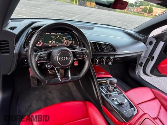 ✅ 2018 Audi R8 • VIN: WUAVACFX3J7902212 • Лот: 80694295. Опубликован ранее на Copart с пробегом 31 340 миль. Бесплатный доступ к архиву аукционных продаж из США и подробный отчёт об истории автомобиля на DreamBid. Изображение 9.