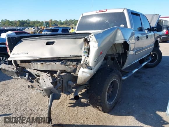 ✅ 2006 Chevrolet Silverado 2500HD LT1 • VIN: 1GCHK23236F107510 • Лот: 43625991. Опубликован ранее на IAAI с пробегом 420 541 миль. Бесплатный доступ к архиву аукционных продаж из США и подробный отчёт об истории автомобиля на DreamBid. Изображение 6.
