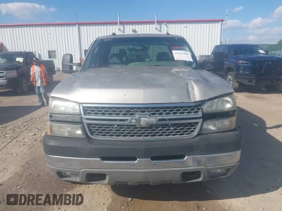 ✅ 2005 Chevrolet Silverado 2500HD LS • VIN: 1GCHK23285F818246 • Lot: 43292468. Wystawiony na IAAI z przebiegiem 255 783 mil. Bezpłatny archiwum sprzedaży aukcyjnych z USA i szczegółowy raport historii pojazdu na DreamBid. Zdjęcie 12.