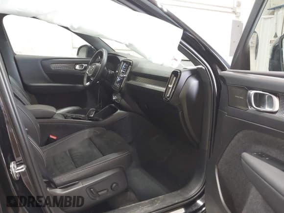 ✅ 2022 Volvo XC40 R-Design • VIN: YV4162UMXN2735766 • Lot: 42625124. Wystawiony na IAAI z przebiegiem 19 084 mil. Bezpłatny archiwum sprzedaży aukcyjnych z USA i szczegółowy raport historii pojazdu na DreamBid. Zdjęcie 5.