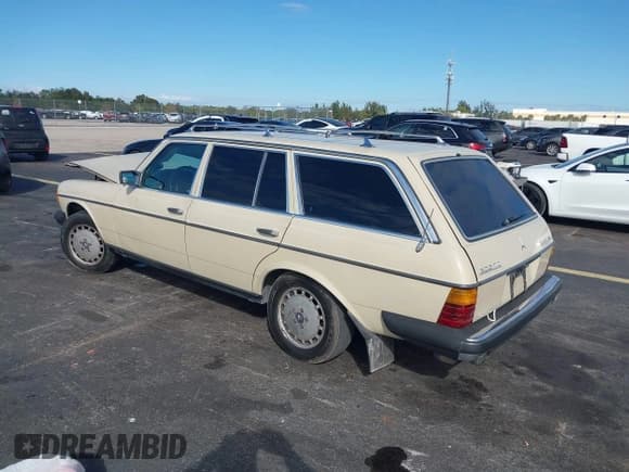 ✅ 1981 Mercedes-Benz 300 • VIN: WDBAB93A0BN004769 • Lot: 43684189. Wystawiony na IAAI z przebiegiem 306 130 mil. Bezpłatny archiwum sprzedaży aukcyjnych z USA i szczegółowy raport historii pojazdu na DreamBid. Zdjęcie 3.