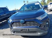 ✅ 2021 Toyota RAV4 Hybrid XLE • VIN: 4T3RWRFV8MU020799 • Lot: 43561387. Wystawiony na IAAI z przebiegiem 55 960 mil. Bezpłatny archiwum sprzedaży aukcyjnych z USA i szczegółowy raport historii pojazdu na DreamBid. Zdjęcie 13.