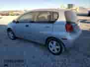 2007 Chevrolet Aveo LS z VIN KL1TD66607B694761, wystawiony jako Copart lot #82468584 z przebiegiem 105 546 mil mil oraz Szkoda całkowita • Salvage title. Historia ofert i sprzedaży dostępna na DreamBid. Obrazek 2.