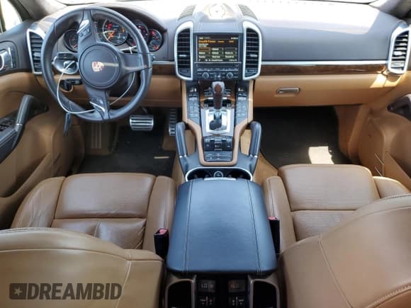 ✅ 2013 Porsche Cayenne Turbo • VIN: WP1AC2A20DLA93158 • Lot: 63091305. Wystawiony na Copart z przebiegiem 106 123 mil. Bezpłatny archiwum sprzedaży aukcyjnych z USA i szczegółowy raport historii pojazdu na DreamBid. Zdjęcie 8.