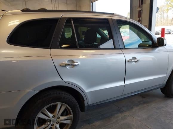 ✅ 2011 Hyundai Santa Fe Limited • VIN: 5XYZKDAG4BG063927 • Lot: 43914246. Listed on IAAI with 109,177 mi. Free auction sales archive from the USA and detailed vehicle history report at DreamBid. Image 6.
