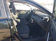 ✅ 2025 Toyota Corolla Cross LE • VIN: 7MUCAABGXSV141836 • Lot: 43404352. Wystawiony na IAAI z przebiegiem 3 214 mil. Bezpłatny archiwum sprzedaży aukcyjnych z USA i szczegółowy raport historii pojazdu na DreamBid. Zdjęcie 5.