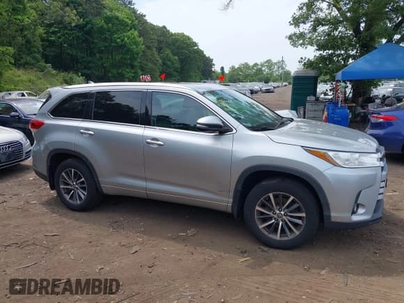 ✅ 2017 Toyota Highlander XLE • VIN: 5TDJZRFH3HS512047 • Lot: 42446645. Listed on IAAI with 197,561 mi. Free auction sales archive from the USA and detailed vehicle history report at DreamBid. Image 13.