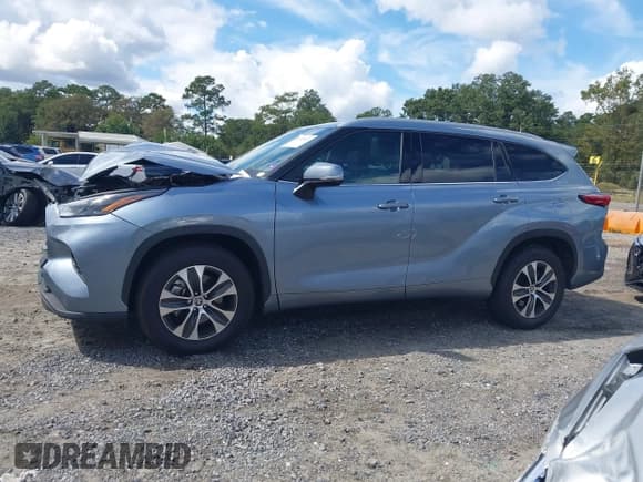 ✅ 2022 Toyota Highlander XLE • VIN: 5TDHZRAH2NS105841 • Lot: 43393622. Listed on IAAI with 56,701 mi. Free auction sales archive from the USA and detailed vehicle history report at DreamBid. Image 14.