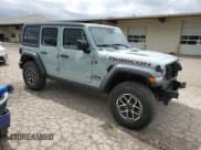 ✅ 2024 Jeep Wrangler Rubicon • VIN: 1C4PJXFG8RW263453 • Lot: 53976365. Wystawiony na Copart z przebiegiem 17 779 mil. Bezpłatny archiwum sprzedaży aukcyjnych z USA i szczegółowy raport historii pojazdu na DreamBid. Zdjęcie 4.