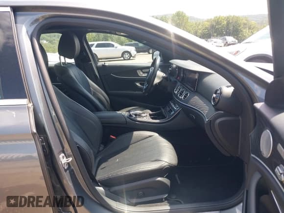 ✅ 2019 Mercedes-Benz E 300 • VIN: WDDZF4KB0KA598346 • Lot: 42905146. Listed on IAAI with 69,876 mi. Free auction sales archive from the USA and detailed vehicle history report at DreamBid. Image 5.