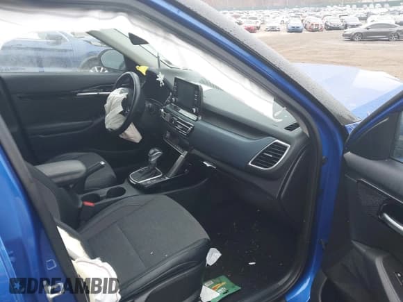 ✅ 2023 Kia Seltos S • VIN: KNDEUCAA3P7352686 • Lot: 43713847. Wystawiony na IAAI z przebiegiem 37 817 mil. Bezpłatny archiwum sprzedaży aukcyjnych z USA i szczegółowy raport historii pojazdu na DreamBid. Zdjęcie 5.