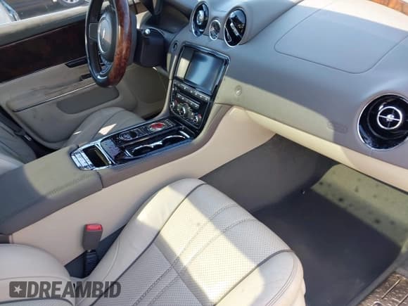 ✅ 2017 Jaguar XJ R-Sport • VIN: SAJWA1C76H8W08819 • Lot: 42181569. Wystawiony na IAAI z przebiegiem 126 679 mil. Bezpłatny archiwum sprzedaży aukcyjnych z USA i szczegółowy raport historii pojazdu na DreamBid. Zdjęcie 5.