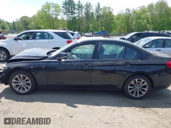 ✅ 2018 BMW 3 Series 320i xDrive • VIN: WBA8A3C5XJA505576 • Лот: 42248730. Опубликован ранее на IAAI с пробегом Не указан. Бесплатный доступ к архиву аукционных продаж из США и подробный отчёт об истории автомобиля на DreamBid. Изображение 14.