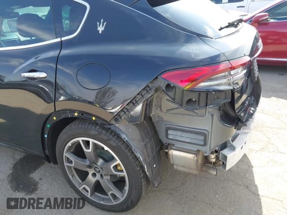 ✅ 2023 Maserati Levante GT • VIN: ZN661XUA0PX439248 • Lot: 42020964. Wystawiony na IAAI z przebiegiem 10 468 mil. Bezpłatny archiwum sprzedaży aukcyjnych z USA i szczegółowy raport historii pojazdu na DreamBid. Zdjęcie 19.