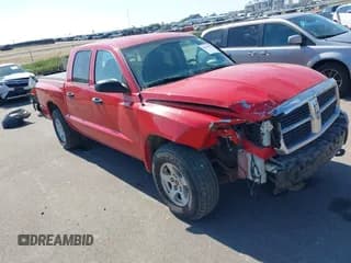 ✅ 2005 Dodge Dakota SLT • VIN: 1D7HW48N05S250364 • Lot: 43319038. Wystawiony na IAAI z przebiegiem 106 385 mil. Bezpłatny archiwum sprzedaży aukcyjnych z USA i szczegółowy raport historii pojazdu na DreamBid. Zdjęcie 1.