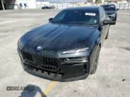 ✅ 2024 BMW i7 eDrive50 • VIN: WBY43EJ0XRCR21088 • Lot: 59026515. Wystawiony na Copart z przebiegiem 24 500 mil. Bezpłatny archiwum sprzedaży aukcyjnych z USA i szczegółowy raport historii pojazdu na DreamBid. Zdjęcie 13.