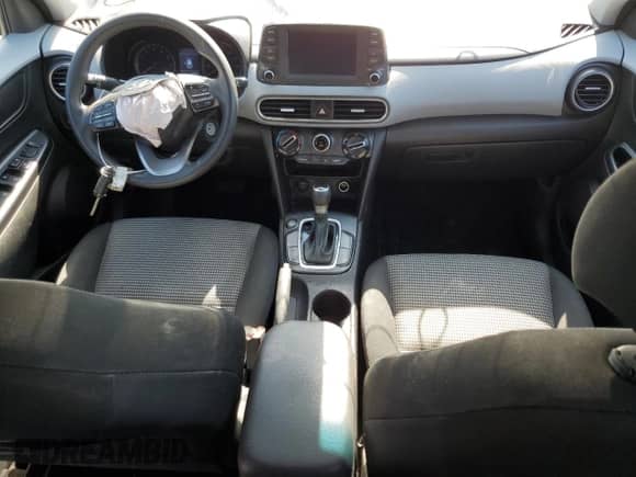 2020 Hyundai Kona SE z VIN KM8K12AA9LU465880, wystawiony jako Copart lot #63143923 z przebiegiem 78 224 mil mil oraz . Historia ofert i sprzedaży dostępna na DreamBid. Obrazek 8.