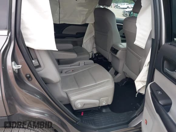 ✅ 2016 Toyota Highlander Limited • VIN: 5TDDKRFH0GS302618 • Lot: 42613660. Listed on IAAI with 83,977 mi. Free auction sales archive from the USA and detailed vehicle history report at DreamBid. Image 8.