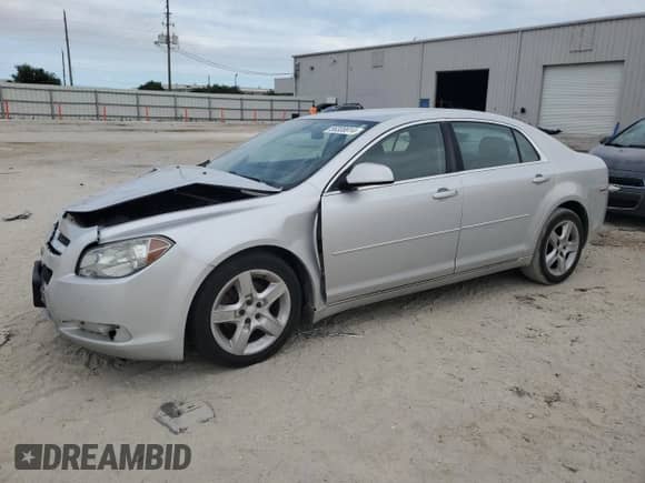 2010 Chevrolet Malibu 1LT z VIN 1G1ZC5E07AF323909, wystawiony jako Copart lot #56308914 z przebiegiem 169 154 mil mil oraz Szkoda całkowita • Salvage title. Historia ofert i sprzedaży dostępna na DreamBid. Obrazek 1.