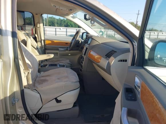 ✅ 2010 Chrysler Town & Country Limited • VIN: 2A4RR7DX6AR321958 • Lot: 43419767. Wystawiony na IAAI z przebiegiem 262 613 mil. Bezpłatny archiwum sprzedaży aukcyjnych z USA i szczegółowy raport historii pojazdu na DreamBid. Zdjęcie 5.