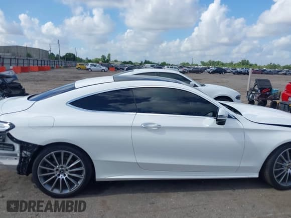 ✅ 2019 Mercedes-Benz C 300 • VIN: WDDWJ8DB2KF863714 • Lot: 42569540. Wystawiony na IAAI z przebiegiem 40 255 mil. Bezpłatny archiwum sprzedaży aukcyjnych z USA i szczegółowy raport historii pojazdu na DreamBid. Zdjęcie 14.