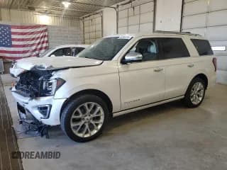 ✅ 2018 Ford Expedition Platinum • VIN: 1FMJU1MT7JEA49327 • Lot: 82295725. Wystawiony na Copart z przebiegiem 137 192 mil. Bezpłatny archiwum sprzedaży aukcyjnych z USA i szczegółowy raport historii pojazdu na DreamBid. Zdjęcie 1.
