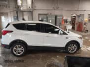 ✅ 2019 Ford Escape SE • VIN: 1FMCU9GD4KUC48001 • Lot: 43860214. Wystawiony na IAAI z przebiegiem 244 371 mil. Bezpłatny archiwum sprzedaży aukcyjnych z USA i szczegółowy raport historii pojazdu na DreamBid. Zdjęcie 13.