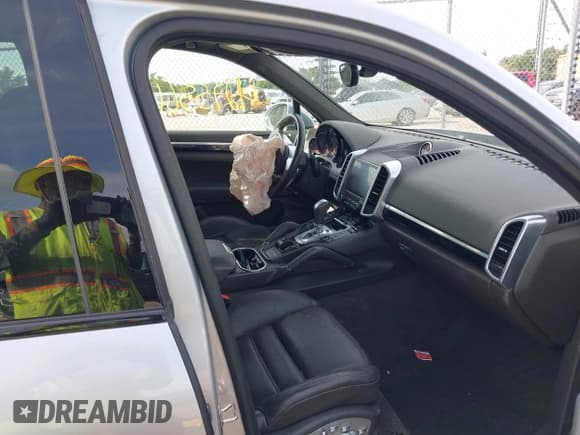 ✅ 2017 Porsche Cayenne • VIN: WP1AA2A2XHKA84758 • Lot: 42755661. Listed on IAAI with Not provided. Free auction sales archive from the USA and detailed vehicle history report at DreamBid. Image 5.