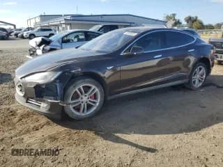 ✅ 2013 Tesla Model S Performance • VIN: 5YJSA1DP1DFP26184 • Lot: 92889365. Wystawiony na Copart z przebiegiem 134 253 mil. Bezpłatny archiwum sprzedaży aukcyjnych z USA i szczegółowy raport historii pojazdu na DreamBid. Zdjęcie 1.