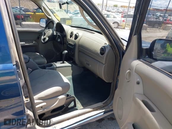 ✅ 2003 Jeep Liberty Sport • VIN: 1J4GK48K43W721875 • Lot: 42628482. Listed on IAAI with 149,204 mi. Free auction sales archive from the USA and detailed vehicle history report at DreamBid. Image 5.