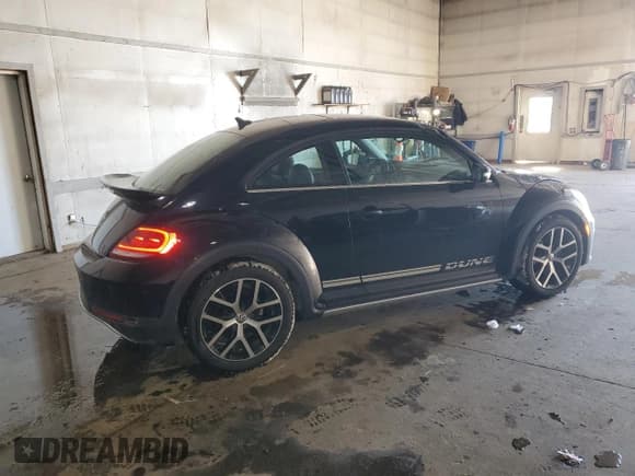 ✅ 2016 Volkswagen Beetle Dune • VIN: 3VWS17AT9GM630269 • Lot: 45906715. Wystawiony na Copart z przebiegiem 83 792 mil. Bezpłatny archiwum sprzedaży aukcyjnych z USA i szczegółowy raport historii pojazdu na DreamBid. Zdjęcie 3.