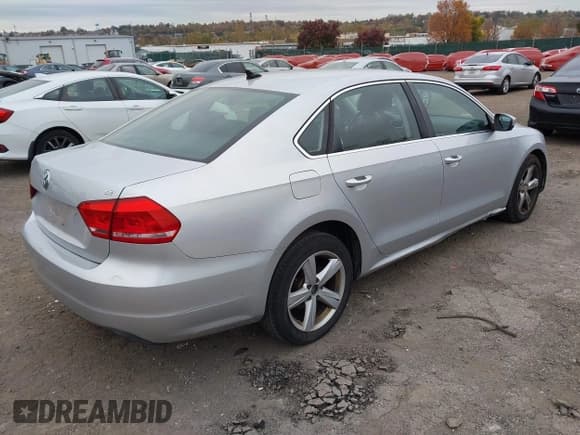 ✅ 2013 Volkswagen Passat SE • VIN: 1VWBP7A33DC121354 • Лот: 43571150. Опубликован ранее на IAAI с пробегом 109 752 миль. Бесплатный доступ к архиву аукционных продаж из США и подробный отчёт об истории автомобиля на DreamBid. Изображение 4.