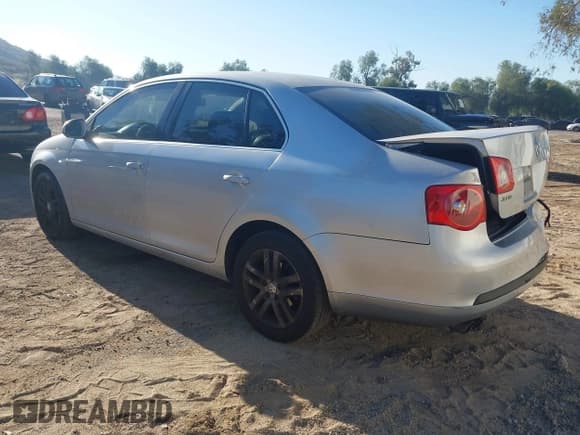 ✅ 2006 Volkswagen Jetta 2.5L • VIN: 3VWRF71K56M703871 • Лот: 41667114. Опубликован ранее на IAAI с пробегом 119 569 миль. Бесплатный доступ к архиву аукционных продаж из США и подробный отчёт об истории автомобиля на DreamBid. Изображение 3.