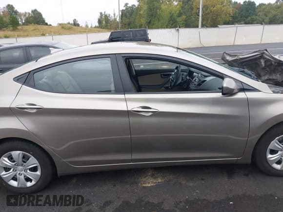 ✅ 2016 Hyundai Elantra SE • VIN: 5NPDH4AE0GH700058 • Lot: 43371653. Listed on IAAI with 127,061 mi. Free auction sales archive from the USA and detailed vehicle history report at DreamBid. Image 14.