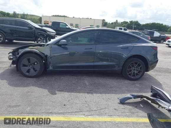✅ 2023 Tesla Model 3 • VIN: 5YJ3E1EA8PF451131 • Lot: 43470579. Wystawiony na IAAI z przebiegiem 70 249 mil. Bezpłatny archiwum sprzedaży aukcyjnych z USA i szczegółowy raport historii pojazdu na DreamBid. Zdjęcie 14.