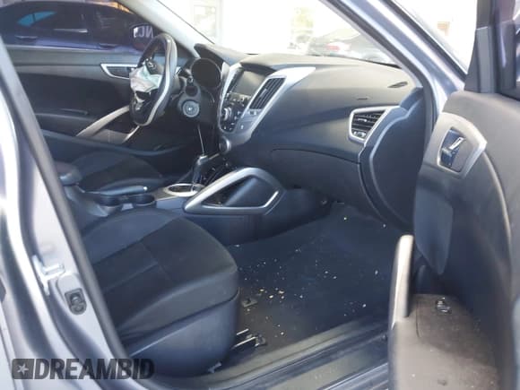 ✅ 2017 Hyundai Veloster Value Edition • VIN: KMHTC6AD4HU309804 • Lot: 43441272. Wystawiony na IAAI z przebiegiem 99 124 mil. Bezpłatny archiwum sprzedaży aukcyjnych z USA i szczegółowy raport historii pojazdu na DreamBid. Zdjęcie 5.