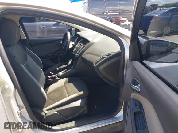 ✅ 2014 Ford Focus SE • VIN: 1FADP3F28EL274811 • Lot: 43014720. Wystawiony na IAAI z przebiegiem 99 857 mil. Bezpłatny archiwum sprzedaży aukcyjnych z USA i szczegółowy raport historii pojazdu na DreamBid. Zdjęcie 5.