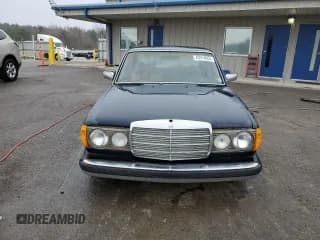 ✅ 1979 Mercedes-Benz 240 • VIN: 12312312138332 • Lot: 43914055. Wystawiony na Copart z przebiegiem 102 478 mil. Bezpłatny archiwum sprzedaży aukcyjnych z USA i szczegółowy raport historii pojazdu na DreamBid. Zdjęcie 5.