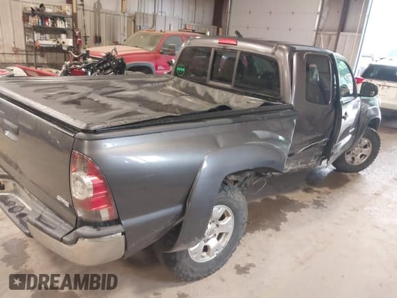 ✅ 2015 Toyota Tacoma • VIN: 5TFUX4EN8FX039993 • Lot: 39720722. Listed on IAAI with 107,085 mi. Free auction sales archive from the USA and detailed vehicle history report at DreamBid. Image 4.