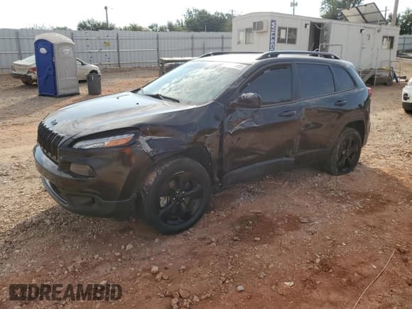 ✅ 2018 Jeep Cherokee Latitude • VIN: 1C4PJMCB2JD559558 • Лот: 86327005. Опубликован ранее на Copart с пробегом 135 485 миль. Бесплатный доступ к архиву аукционных продаж из США и подробный отчёт об истории автомобиля на DreamBid. Изображение 1.
