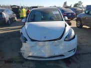 ✅ 2024 Tesla Model Y Long Range • VIN: 7SAYGDEE5RF067818 • Lot: 43448020. Wystawiony na IAAI z przebiegiem 15 680 mil. Bezpłatny archiwum sprzedaży aukcyjnych z USA i szczegółowy raport historii pojazdu na DreamBid. Zdjęcie 11.