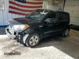 ✅ 2013 Kia Soul • VIN: KNDJT2A50D7617008 • Лот: 85083175. Опубликован ранее на Copart с пробегом 129 530 миль. Бесплатный доступ к архиву аукционных продаж из США и подробный отчёт об истории автомобиля на DreamBid. Изображение 1.