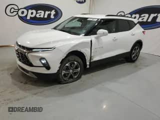 2024 Chevrolet Blazer LT z VIN 3GNKBJR43RS163527, wystawiony jako Copart lot #42682745 z przebiegiem 22 883 mil mil oraz Czysty tytuł • Clean title. Historia ofert i sprzedaży dostępna na DreamBid. Obrazek 1.