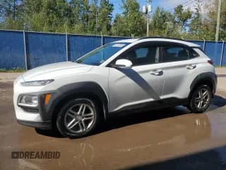 ✅ 2020 Hyundai Kona SE • VIN: KM8K12AA4LU422256 • Лот: 80985975. Опубликован ранее на Copart с пробегом 78 454 миль. Бесплатный доступ к архиву аукционных продаж из США и подробный отчёт об истории автомобиля на DreamBid. Изображение 1.