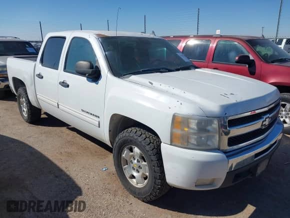 2011 Chevrolet Silverado 1500 LT z VIN 3GCPKSE3XBG363458, wystawiony jako IAAI lot #43402485 z przebiegiem 312 273 mil mil oraz . Historia ofert i sprzedaży dostępna na DreamBid. Obrazek 1.
