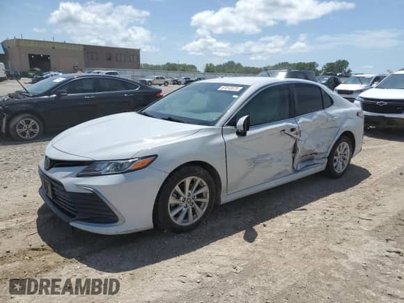 2022 Toyota Camry LE с VIN 4T1R11BK7NU055288, выставлен на аукционе Copart как лот 67012075 с пробегом 106 728 миль миль и Списание • Salvage title. История ставок и продаж доступна на DreamBid. Изображение 1.