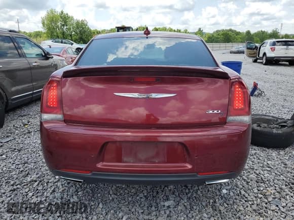 ✅ 2018 Chrysler 300 S • VIN: 2C3CCABT3JH283531 • Лот: 60153065. Опубликован ранее на Copart с пробегом 138 279 миль. Бесплатный доступ к архиву аукционных продаж из США и подробный отчёт об истории автомобиля на DreamBid. Изображение 6.